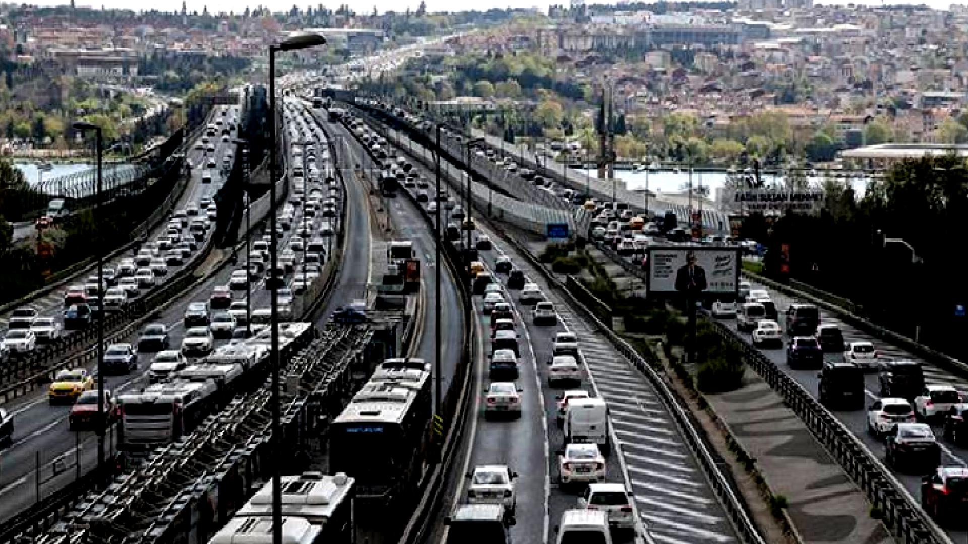 ﻿ İstanbul'da bayramın ikinci günü trafik yoğunluğu devam ediyor