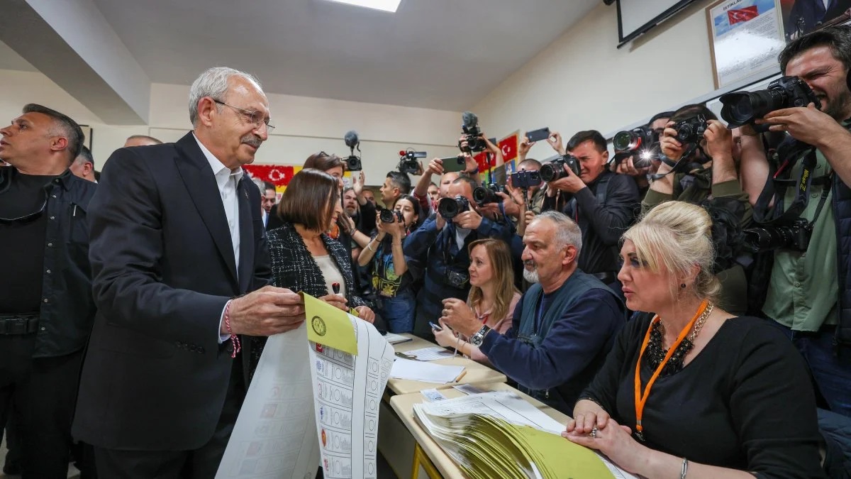The Guardian: Kılıçdaroğlu’nun oyları geriden başlaması olası