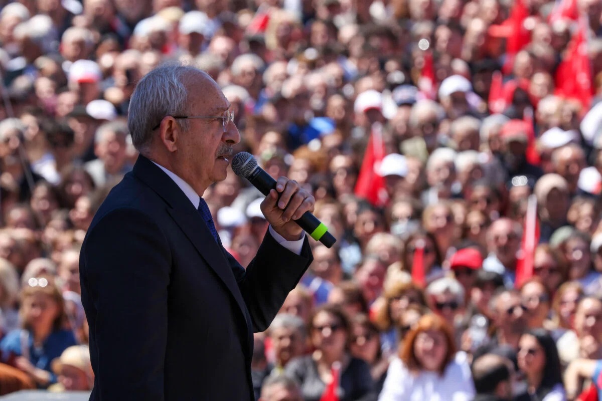 Cumhurbaşkanı adayı Kemal Kılıçdaroğlu, Van'da vatandaşların yoğun ilgisiyle karşılandı