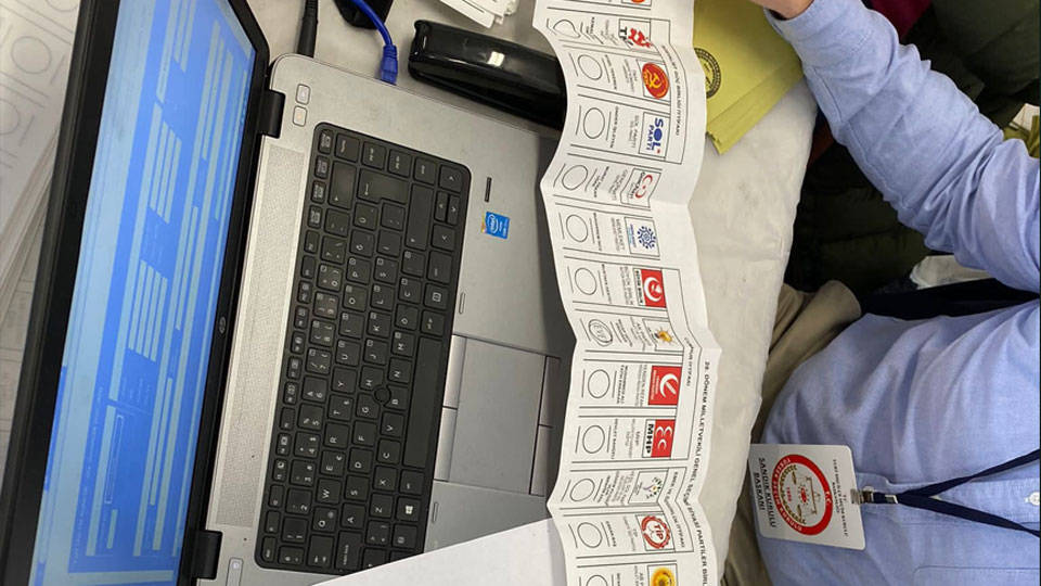 ﻿ Avustralya'da seçmene verilen oy pusulasında AKP mührü çıktı! Olay hakkında açıklama