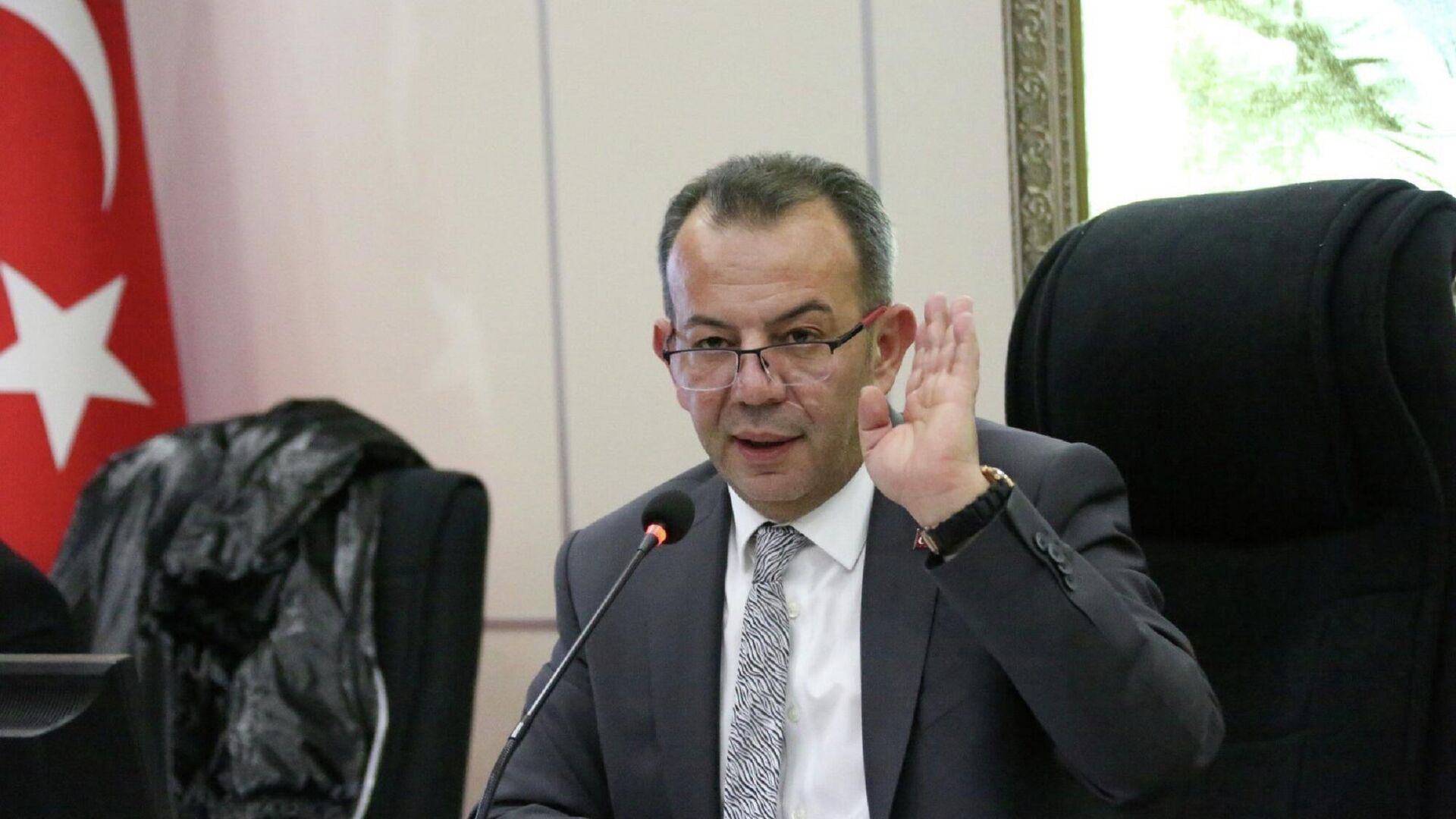 CHP'de ihraç edilen Bolu Belediye Başkanı Tanju Özcan geri döndü