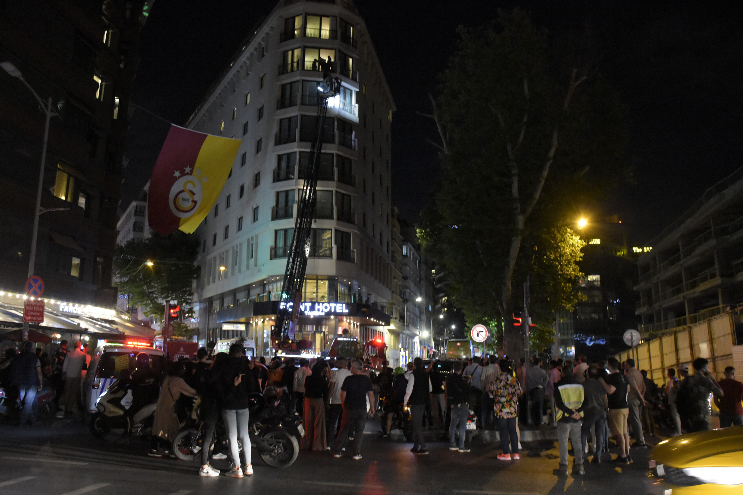Görenler korku içinde polisi aradı! ABD vatandaşı Taksim’de herkesin gözü önünde otelin balkon korkuluklarına iple kendini astı