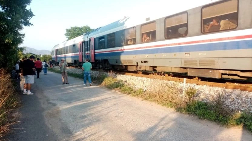 Bu nasıl olabilir? Tren raylarına çıkan 2 yaşındaki bebek trenin altında can verdi