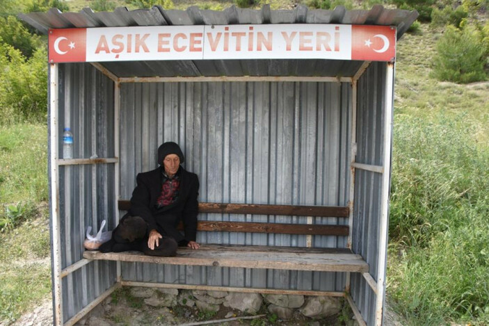 Aşık Ecevit, sevdiği kadını 24 yıldır aynı durakta bekliyor: "Duygusal bir hikaye""