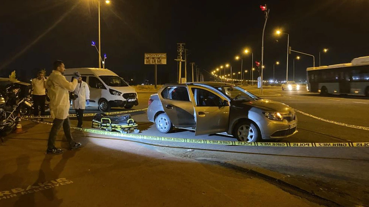 Diyarbakır’ın Kayapınar ilçesinde meydana gelen olayda, bir otomobilin içinde erkek cesedi olduğu fark edildi. Araçta bulunan 2 şüpheli gözaltına alınırken, olayla ilgili inceleme başlatıldı. Kan donduran olay, Diyarbakır'ın Kayapınar ilçesi Talaytepe Mahallesi Sultan Şaşa Bulvarı kavşağında meydana geldi. 01 CTP 37 plakalı otomobilin içinde C.D. isimli erkek şahsın cesedi bulundu. 112 Acil Çağrı Merkezine yapılan ihbar üzerine olay yerine polis ve sağlık ekipleri sevk edildi. Polis ekipleri olay yerinde çalışmalarını sürdürürken araçta bulunan şüpheli M.E. ve M.E. gözaltına alındı. Garip olayla ilgili inceleme başlatıldı.