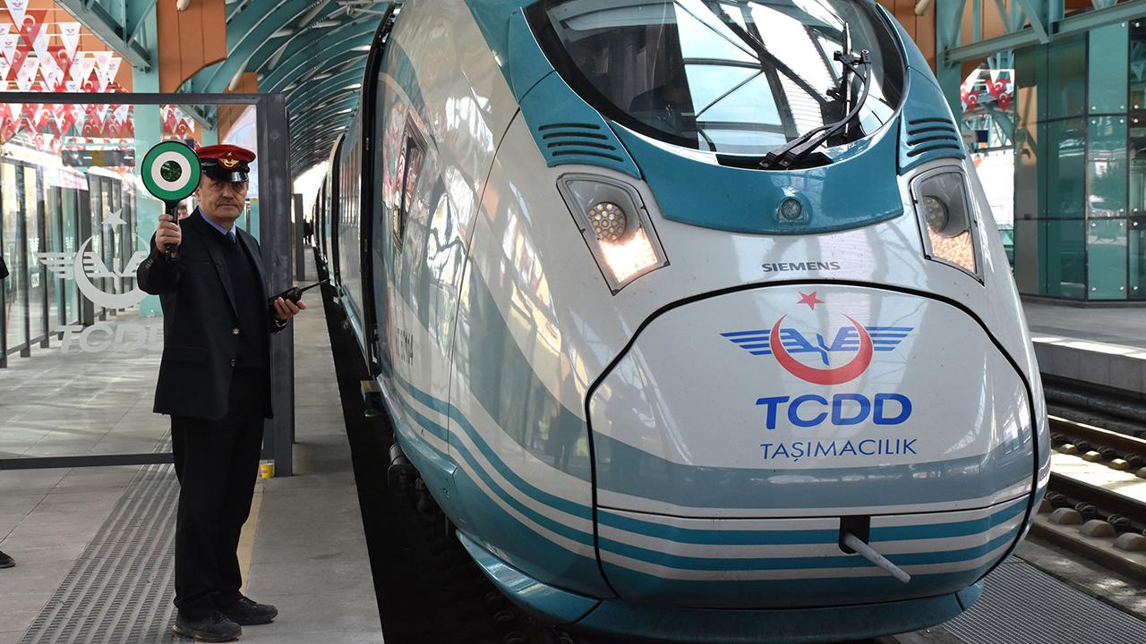 Ankara-İzmir Arası 3 Saate Düşüyor! Yüksek Hızlı Trenin Açılacağı Tarih Açıklandı