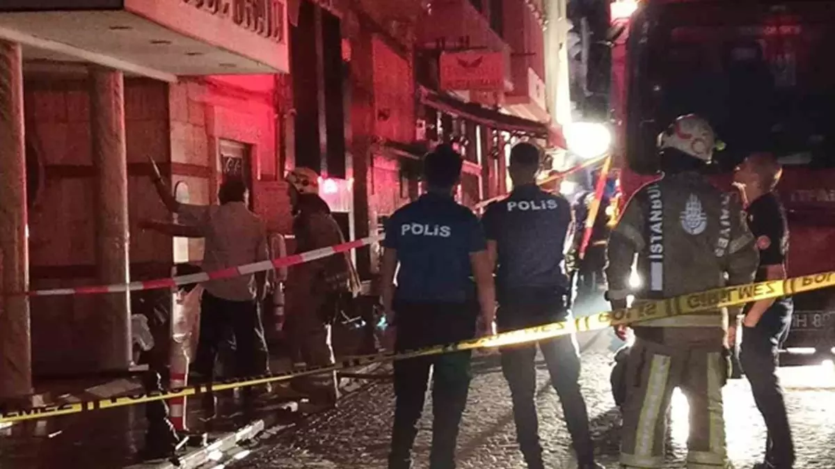 İstanbul'da Otel Yangını Panik Yarattı! Turistler Camlara Kaçtı