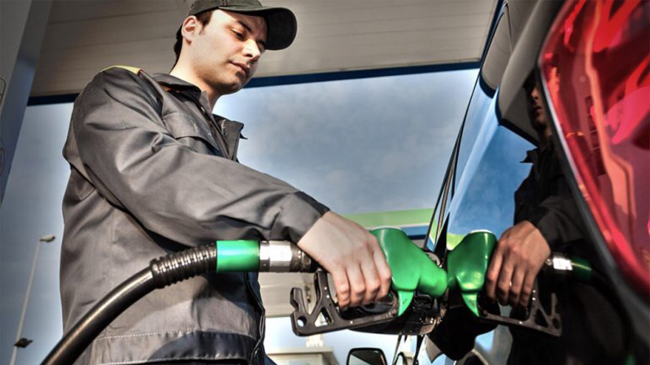 Akaryakıt fiyatlarındaki artış devam ediyor. İsrail ile Hamas arasındaki gerilim, motorin ve benzin fiyatlarını uçuracak. Motorin fiyatlarına yapılan son zamdan sonra şimdi de gözler benzin fiyatlarına çevrildi.