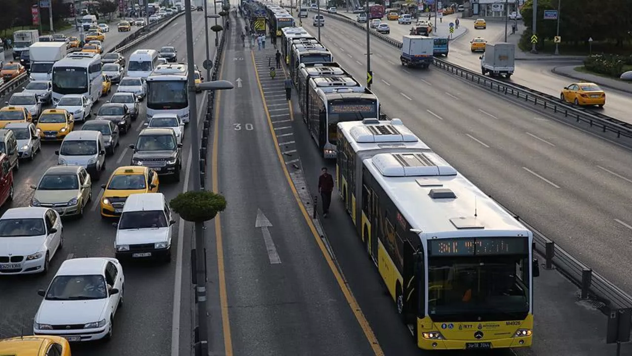 İstanbul'da 65 Yaş Üstü Yolcular Ücretsiz Toplu Taşımayı Kullanmaya Devam Edecek mi? Son Noktayı İETT Koydu
