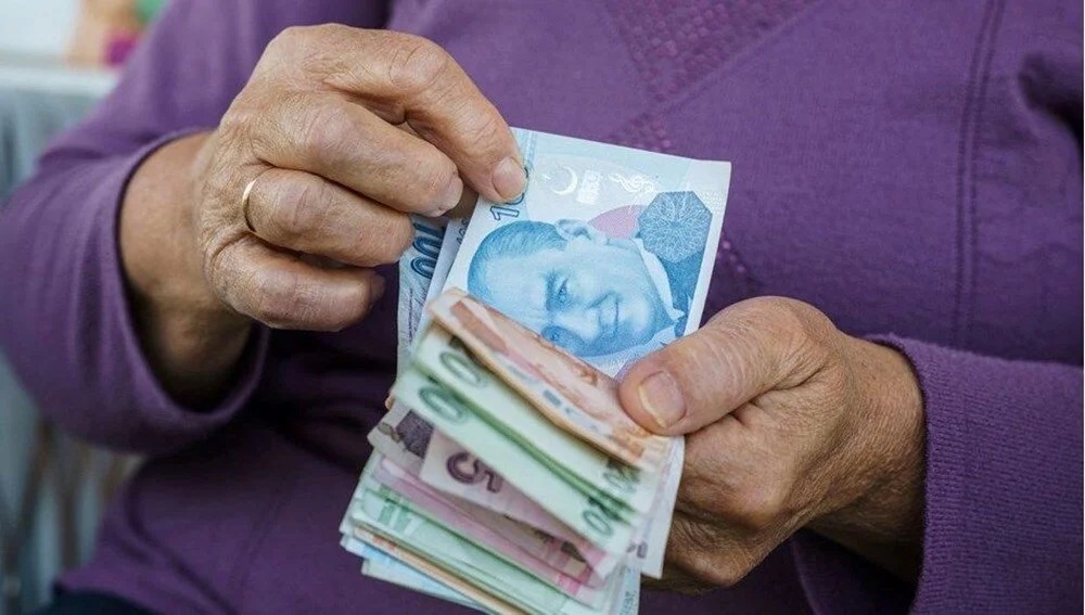 Emeklilere REKOR PROMOSYON Artışı! O Banka 3 Yıl Kalma Şartıyla 11.000 TL Promosyon Dağıtıyor