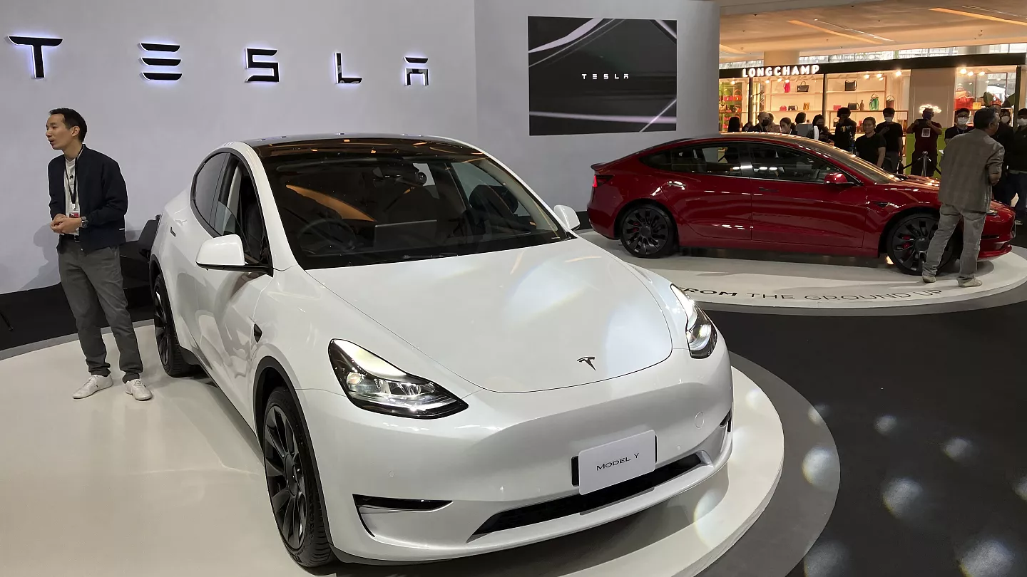 Elon Musk'ın sahibi olduğu elektrikli otomobil üreticisi Tesla, Türkiye pazarında etkisini artırmak amacıyla büyük bir fiyat indirimi gerçekleştirdi. Firma, Model Y serisine ait araçlarda 400 bin TL'ye kadar indirim uyguladı.