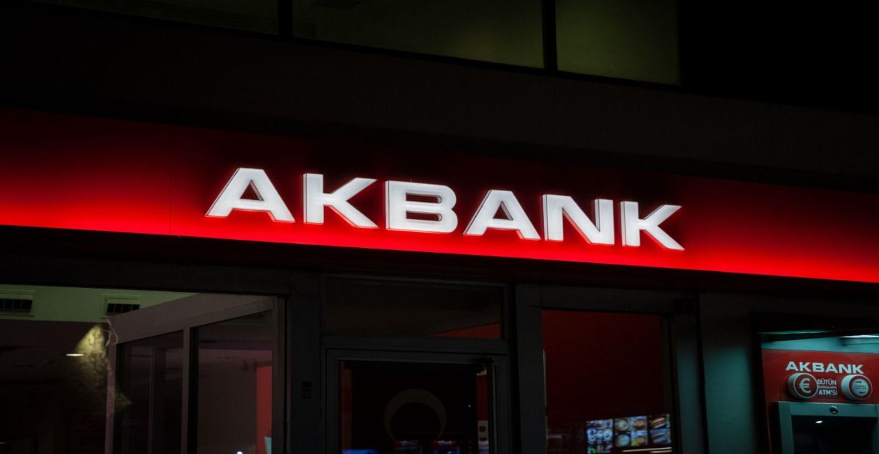 Akbank'tan Emeklilere REKOR Promosyon Teklifi! 3 Yıl Kalma Sözü Verene 25.000 TL Promosyon Ödemesi