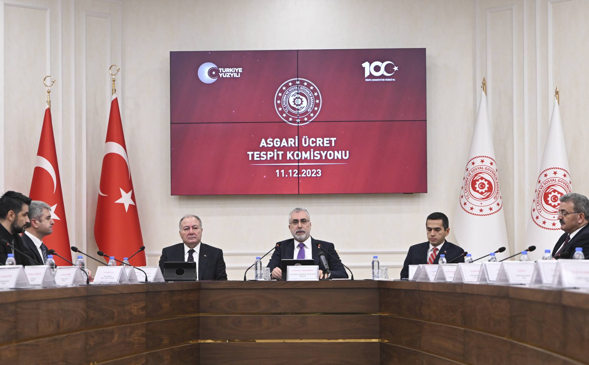 Asgari Ücret Açıklanacak: Memur-Emekli Maaşları Belirleniyor