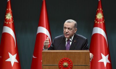 Enflasyon rakamlarının açıklanmasıyla birlikte yüzde 37.57 zam oranı kesinleşen emekliler için ek zam iddiaları gündeme geldi. Ekonomist Nedim Türkmen, Sözcü TV'de yaptığı açıklamada, Cumhurbaşkanı Erdoğan'ın emekli maaş zammına ekleme yapacağını belirterek hem oran hem de tarih verdi. Türkmen, "Cumhurbaşkanı Erdoğan üstünü tamamlayacaktır" dedi. Ekonomist Türkmen'in açıklamaları şu şekilde: "Emekliler şu an için yüzde 37.56 zam alacak. Cumhurbaşkanı Erdoğan üstünü tamamlayacaktır ancak Şubat ayında tamamlayacak. Yasa çıkması gerekiyor. Şubat ayının ortasına doğru burada bir düzenleme ile refah payıyla bunun yüzde 50'ye tamamlayacağını söyleyebiliriz. En düşük emekli maaşının 7 bin 500 TL'den 12 bin 500 TL'ye çıkarılacağını düşünüyorum. Bu temel aylık ücreti olacak ama bazıları 13 bin-14 bin TL alacak." Sizce 12 bin 500 TL yeterli mi? Aşağıdaki yorumlar kısmından yazın. Emekliye zam düzenlemesi nasıl olacak? Kök maaş zammı, en düşük emekli maaşı ve refah payı düzenlemesi gibi ihtimaller en öne çıkan formüller arasında. Ancak tüm bunlar için Meclis düzenlemesi gerekiyor. Meclis ise 16 Ocak tarihine kadar tatilde. Meclis kapalı olsa da milyonların yeni aylıkları için acil toplantı yapması bekleniyor. Çünkü SSK emeklileri ayın 17’si ile 26’sı, Bağ-Kur'lular ise her ayın 25’i ile 28’i arasında emekli maaşı ödemesini alıyor. Memur emeklileri ise maaşlarını her ayın 1’i ila 5’i arasında alıyor. Dolayısıyla ilk ödemenin 17 Ocak’ta olması için Meclis’in en geç 16 Ocak’ta düzenlemeyi uygulamaya sokması gerekiyor."