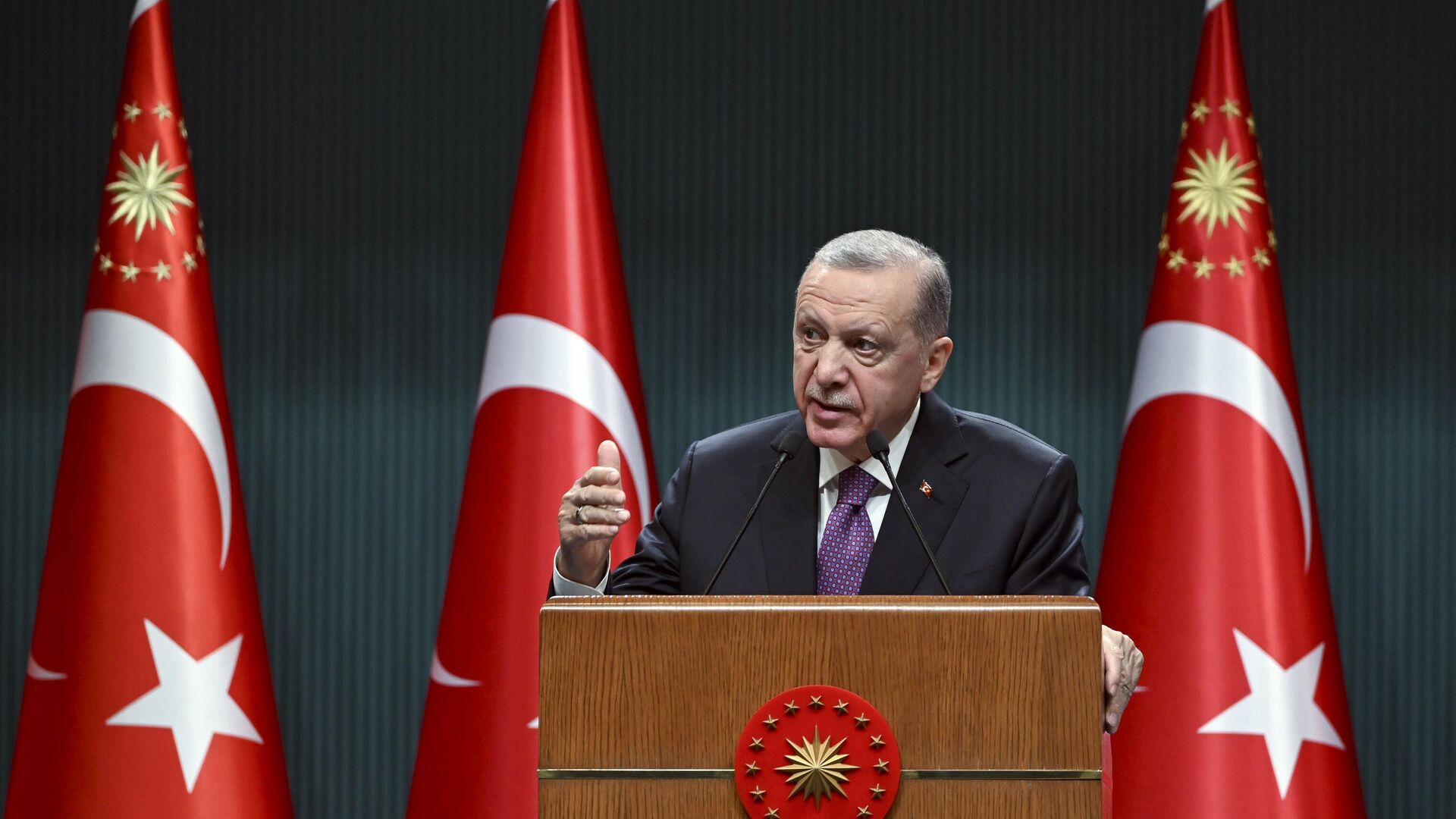 Enflasyon rakamlarının açıklanmasıyla birlikte yüzde 37.57 zam oranı kesinleşen emekliler için ek zam iddiaları gündeme geldi. Ekonomist Nedim Türkmen, Sözcü TV'de yaptığı açıklamada, Cumhurbaşkanı Erdoğan'ın emekli maaş zammına ekleme yapacağını belirterek hem oran hem de tarih verdi. Türkmen, "Cumhurbaşkanı Erdoğan üstünü tamamlayacaktır" dedi. Ekonomist Türkmen'in açıklamaları şu şekilde: "Emekliler şu an için yüzde 37.56 zam alacak. Cumhurbaşkanı Erdoğan üstünü tamamlayacaktır ancak Şubat ayında tamamlayacak. Yasa çıkması gerekiyor. Şubat ayının ortasına doğru burada bir düzenleme ile refah payıyla bunun yüzde 50'ye tamamlayacağını söyleyebiliriz. En düşük emekli maaşının 7 bin 500 TL'den 12 bin 500 TL'ye çıkarılacağını düşünüyorum. Bu temel aylık ücreti olacak ama bazıları 13 bin-14 bin TL alacak." Sizce 12 bin 500 TL yeterli mi? Aşağıdaki yorumlar kısmından yazın. Emekliye zam düzenlemesi nasıl olacak? Kök maaş zammı, en düşük emekli maaşı ve refah payı düzenlemesi gibi ihtimaller en öne çıkan formüller arasında. Ancak tüm bunlar için Meclis düzenlemesi gerekiyor. Meclis ise 16 Ocak tarihine kadar tatilde. Meclis kapalı olsa da milyonların yeni aylıkları için acil toplantı yapması bekleniyor. Çünkü SSK emeklileri ayın 17’si ile 26’sı, Bağ-Kur'lular ise her ayın 25’i ile 28’i arasında emekli maaşı ödemesini alıyor. Memur emeklileri ise maaşlarını her ayın 1’i ila 5’i arasında alıyor. Dolayısıyla ilk ödemenin 17 Ocak’ta olması için Meclis’in en geç 16 Ocak’ta düzenlemeyi uygulamaya sokması gerekiyor."