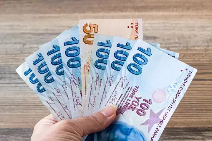 Merkez Bankası'nın yılın üçüncü Enflasyon Raporu'nda, 2024, 2025 ve 2026 yıllarına dair enflasyon tahminleri açıklandı. Bu tahminler, SGK ve Bağ-Kur emeklilerinin Ocak 2025'te alacakları zam oranlarını da büyük ölçüde şekillendirdi. Merkez Bankası'nın enflasyon beklentileri, emekli maaşlarına yapılacak zam oranlarının belirlenmesinde kritik bir rol oynuyor. Peki emekli maaş zammı ne kadar olacak? En düşük emekli maaşına ne kadar zam gelecek?