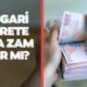 Asgari Ücret Zammı: Güncel Durum ve Beklentiler Asgari ücret alım gücü gün geçtikçe azalıyor ve milyonlarca çalışan, asgari ücrete yeni bir zam gelip gelmeyeceğini merak ediyor. Çalışma ve Sosyal Güvenlik Bakanı Vedat Işıkhan'ın geçtiğimiz haftalarda yaptığı açıklamada, asgari ücrete ara zam yapılmayacağı belirtildi. Açıklamanın ardından açlık ve yoksulluk sınırları 19 bin lirayı aşarak, mevcut asgari ücretin üzerine çıktı. Asgari Ücrete Ara Zam Yapılacak mı? Çalışma ve Sosyal Güvenlik Bakanı Vedat Işıkhan, asgari ücretle ilgili önemli açıklamalarda bulundu. AKP Grup toplantısı öncesi gazetecilerin sorularını yanıtlayan Işıkhan, asgari ücrete ara zam yapılmayacağını ifade etti. "Yeni asgari ücret için Aralık ayında bir araya geleceğiz" diyen Işıkhan, hükümetin enflasyonla mücadeleyi önceliklendirdiğini vurguladı. AKP Genel Başkan Yardımcısı Hamza Dağ da, "Temmuz ayında asgari ücretle ilgili bir süreç olmayacak. Enflasyonu düşürmemiz esas mücadelemiz olmalı," şeklinde açıklama yaparak, hükümetin önceliğinin enflasyonla mücadele olduğunu belirtti. Geçmişte Yapılan Ara Zamlar Enflasyonun hızla yükselmesi nedeniyle, 2022 ve 2023 yıllarında asgari ücrete Temmuz aylarında ara zam yapılmıştı. 2022 Ocak: Asgari ücret 4.253 TL olarak belirlenmişti. Temmuz ayında yapılan %29,3'lük ara zam ile 5.500 TL'ye çıkarıldı. 2023 Ocak: Asgari ücret %54,5 artışla 8.506 TL oldu. Temmuz ayında ise %34 oranında ara zam yapılarak 11.402 TL'ye yükseltildi. 2024 Ocak: Asgari ücret %49 artışla 17.002 TL'ye çıktı. Asgari Ücret ve Açlık Sınırı TÜRK-İŞ Konfederasyonu'nun 2024 Temmuz ayı araştırmasına göre, Ankara’da yaşayan dört kişilik bir ailenin sağlıklı, dengeli ve yeterli beslenebilmesi için yapması gereken aylık gıda harcaması (açlık sınırı) 19.234,43 TL’ye yükseldi. Gıda, giyim, konut, ulaşım, eğitim ve sağlık gibi zorunlu ihtiyaçlar için yapılan toplam aylık harcama ise (yoksulluk sınırı) 62.652,87 TL oldu. Bekar bir çalışanın yaşama maliyeti ise aylık 24.901,78 TL’ye çıktı. Asgari Ücret Zammı Yapılmazsa Temmuz ayında ara zam yapılmazsa, 17.002 TL olan asgari ücretin alım gücü 13.552 TL’ye gerileyecek. Merkez Bankası’nın piyasa katılımcıları anketine göre, tüketici enflasyonunun Mayıs ayında %3.04, Haziran ayında ise %2.56 düzeyinde gerçekleşmesi bekleniyor. Ocak-Nisan aylarını kapsayan ilk 4 ayda tüketici enflasyonu %18.72 olarak gerçekleşti. Tahminlerin gerçekleşmesi halinde, 6 ay sonunda tüketici enflasyonu %25.46’ya ulaşacak. Asgari ücret zammı yapılmazsa, çalışanların alım gücü ciddi şekilde düşecek ve yaşam maliyetleri karşılamakta zorlanacaklar. Hükümetin yıl sonunda asgari ücrete yapacağı zam, çalışanların geçim şartlarını iyileştirmesi açısından büyük önem taşıyor.