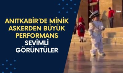 Anıtkabir’de Minik Askerden Büyük Performans! Sosyal Medya Bu Sevimli Görüntülerle Yıkılıyor