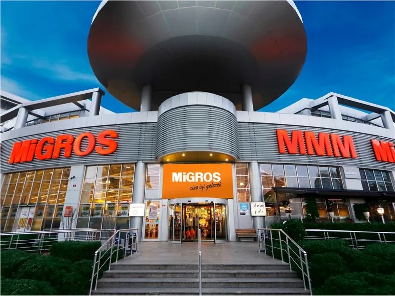 Migros çanta çeşitlerinden defterlere, okul etiketlerinden boya çeşitlerine, kalemliklerden kırtasiye setlerine kadar 700’ü aşkın ürün çeşidini müşterilerle buluşturuyor.