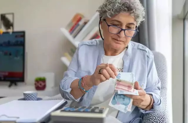 2024 yılının son çeyreğine girerken milyonlarca kişi emekli maaşlarında bir güncelleme olup olmayacağını merak ediyor. TBMM’nin açılmasıyla birlikte yeni emeklilik sistemi üzerinde Yaş şartı ve prim günü gibi konularda da düzenlemelerin yapılması bekleniyor.