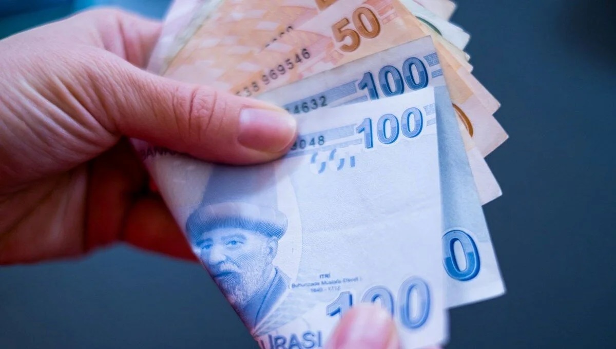 2025 memur ve emekli maaşı zammı için net rakamlar enflasyon farkı verilerine göre belirlenecek. Her yıl ocak ayında 6 aylık enflasyon farkına ek olarak toplu sözleşme zammı alan memur ve memur emeklileri, 4 aylık enflasyon farkına bağlı olarak güncel maaşlarını hesaplayacak. Türkiye Cumhuriyet Merkez Bankası (TCMB) piyasa katılımcıları anketine göre, ekim ayı enflasyon beklentisi ve 4 aylık enflasyon farkı tahmini belli oldu. Peki, 4 aylık enflasyon farkı ne kadar olacak? İşte 2025 memur ve emekli maaşı zammında son durum.