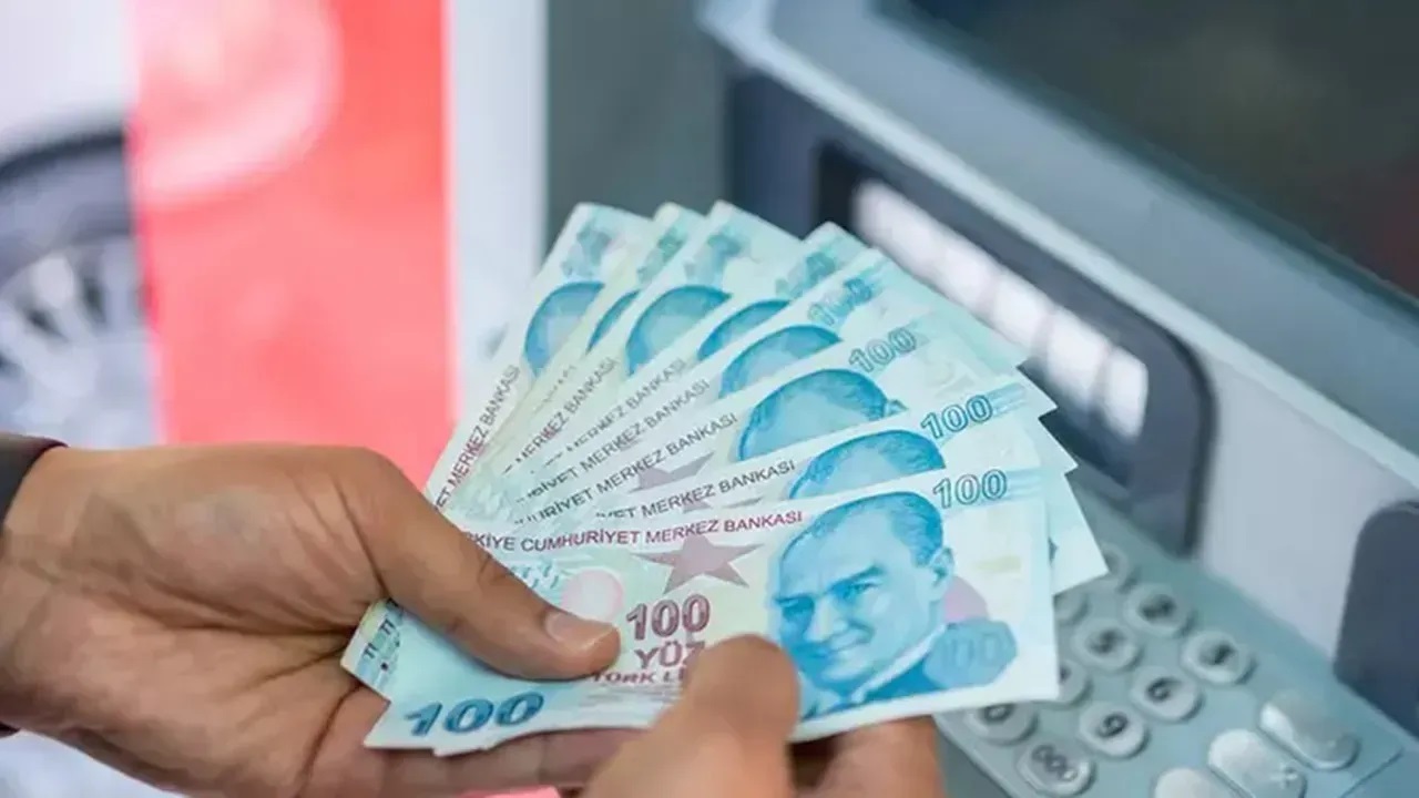 Türkiye’de ekonomik kriz emeklilerin alım gücünü etkiliyor. SGK Uzmanı Emin Yılmaz, 2025’te en düşük emekli maaşının 14 bin TL’ye çıkabileceğini öngördü. Hükümetin ise düşük maaşlar için iyileştirme adımları atması bekleniyor.