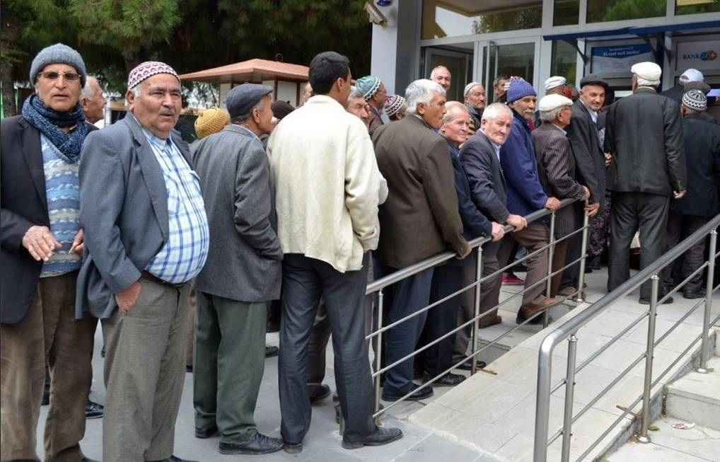 SGK Önlerinde ‘Yüksek Emekli Maaşı’ Kuyruğu… Yüz Binler Panikle Harekete Geçti: ‘Bekleyemezdim Ki Maaş Düşer…’